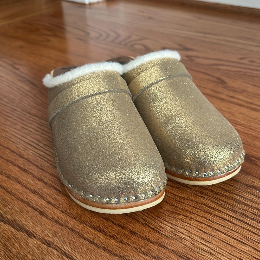 Troentorp Women’s Gold Clogs Size 38 (8)